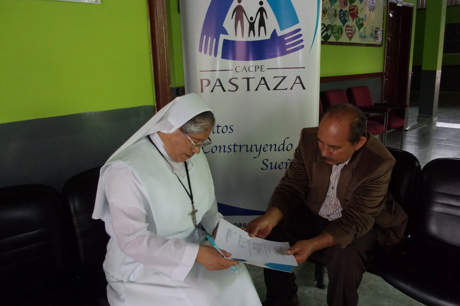 Momentos en que se firmaba la entrega de los muebles
