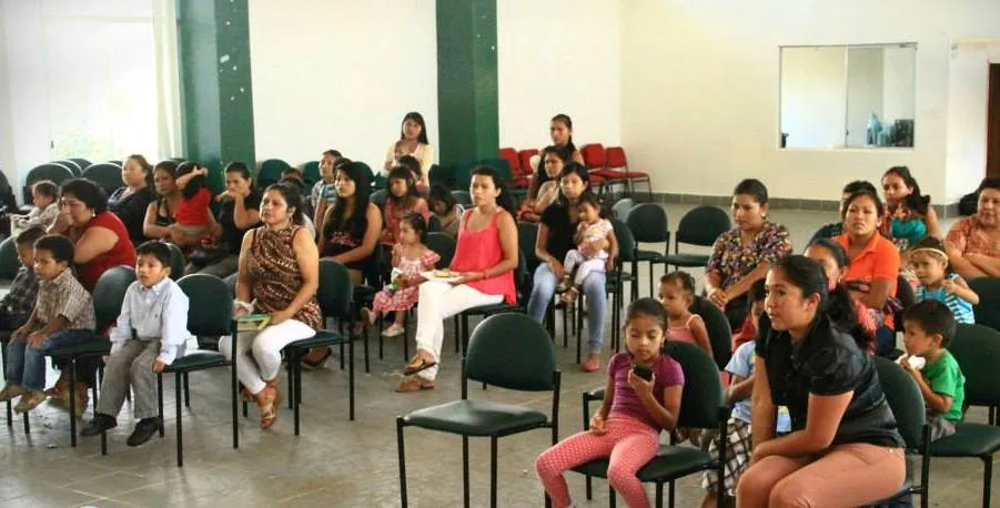 Las madres de familia junto a los niños del CIBV