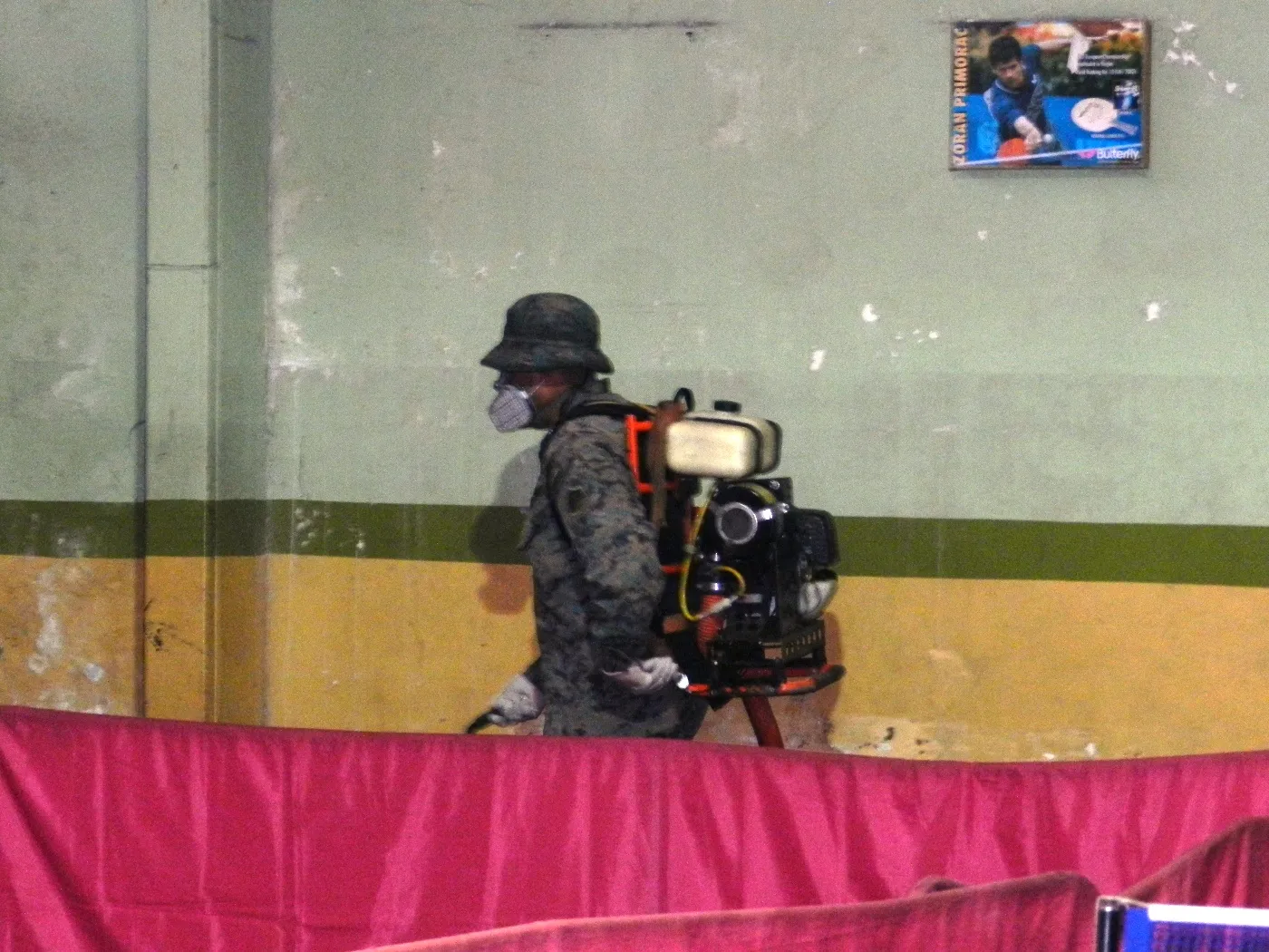 Personal militar en plena tarea de fumigación en los interiores de las casas que permitieron sus propietarios.