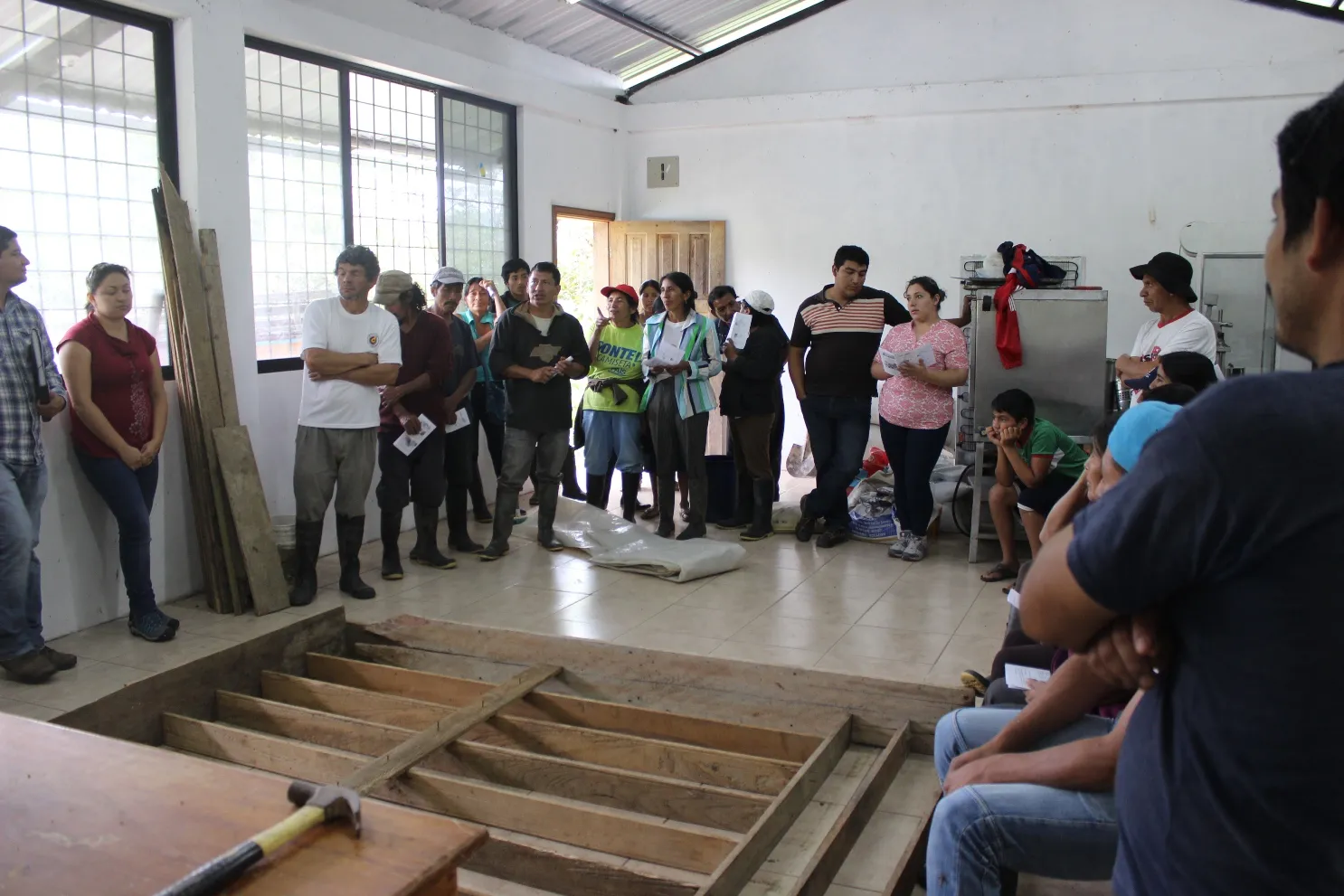 Los ganaderos en pleno proceso de aprendizaje de moldes