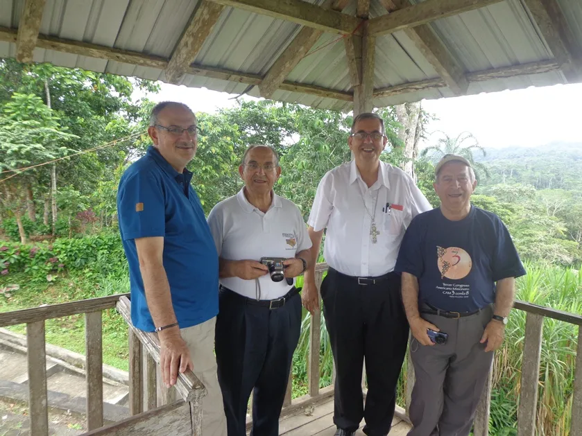 Los misioneros junto al señor Obispo de Puyo