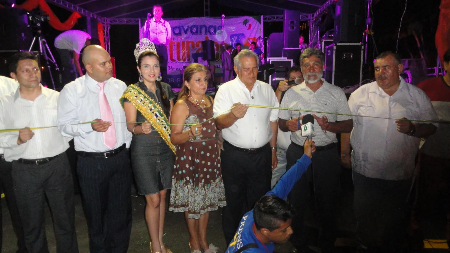 Momentos en que se cortó la cinta de inauguración de la obra