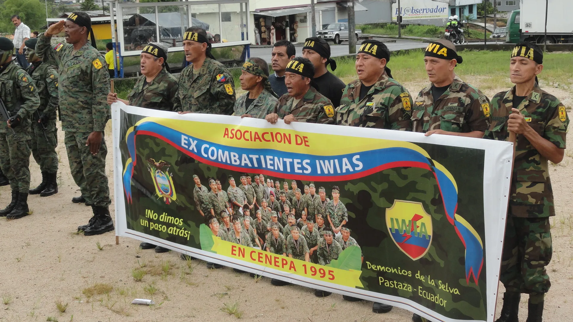 3 Los Ex Combatientes lucían una pancarta en ese momento