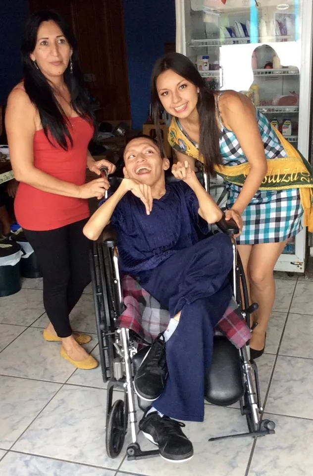 Lady Rivadeneira entregando la silla de ruedas al joven de 28 años