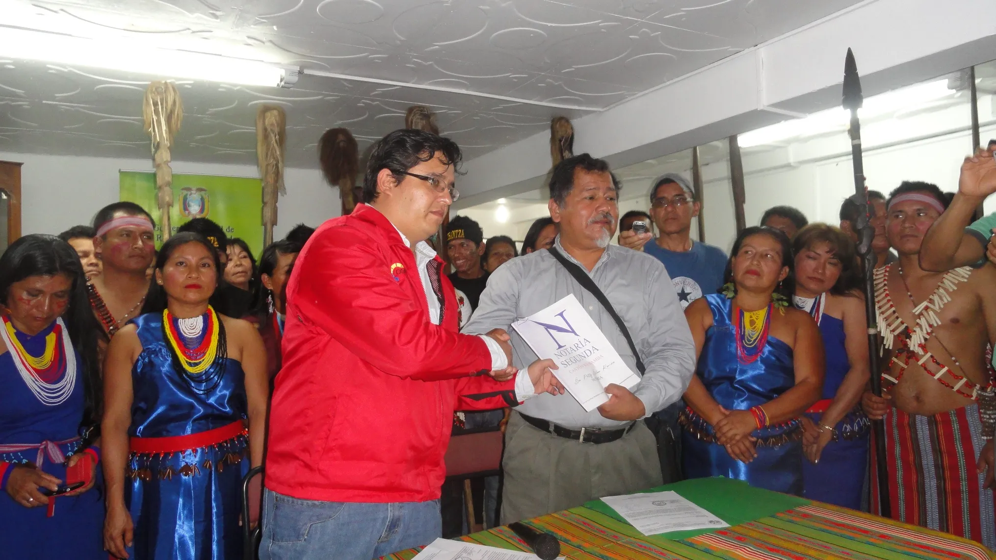 Entrena del documento y agradecimiento del gobernador por el respaldo de las nacionalidades al gobierno