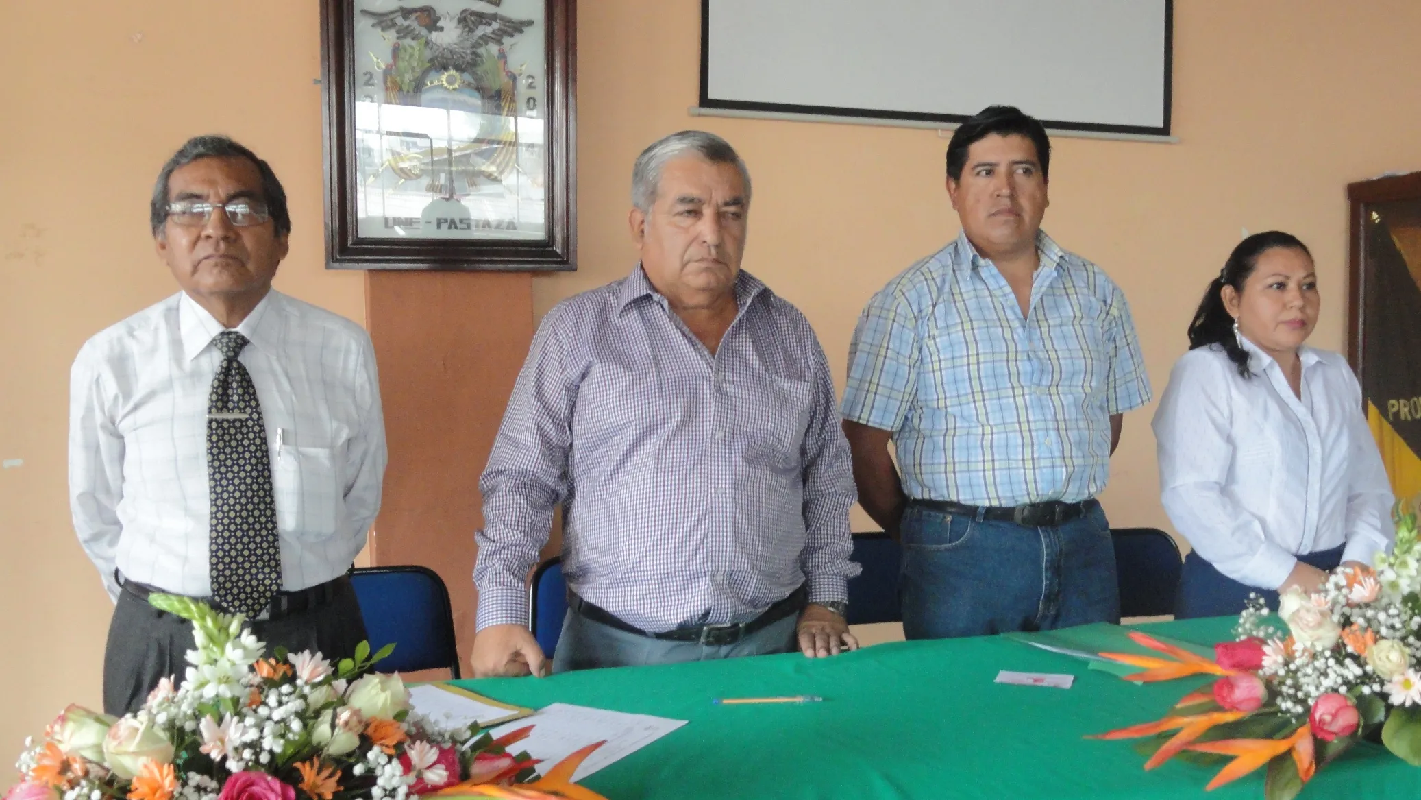 El presidente de la Junta Electoral y sus vocales con su secretaria