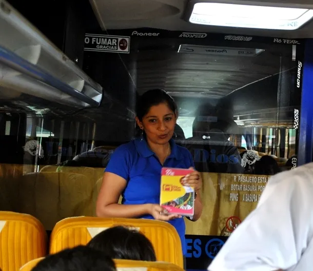 La Defensora del Pueblo Yajaira Curipallo en un bus de transportes socializando la campaña
