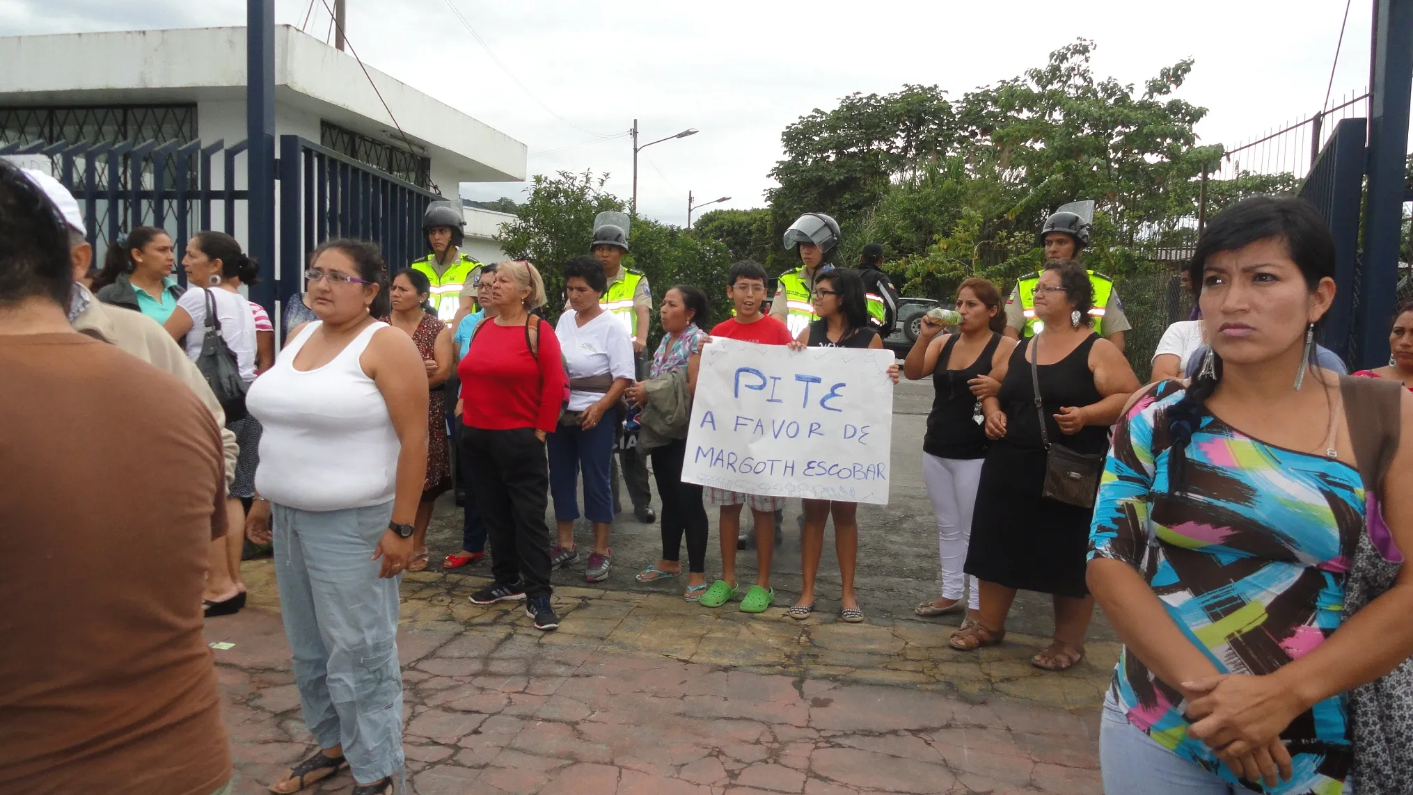 Amigos, autoridades y familiares de Doña Margoth Escobar estuvieron en las afueras del Hospital del IESS a respaldarla