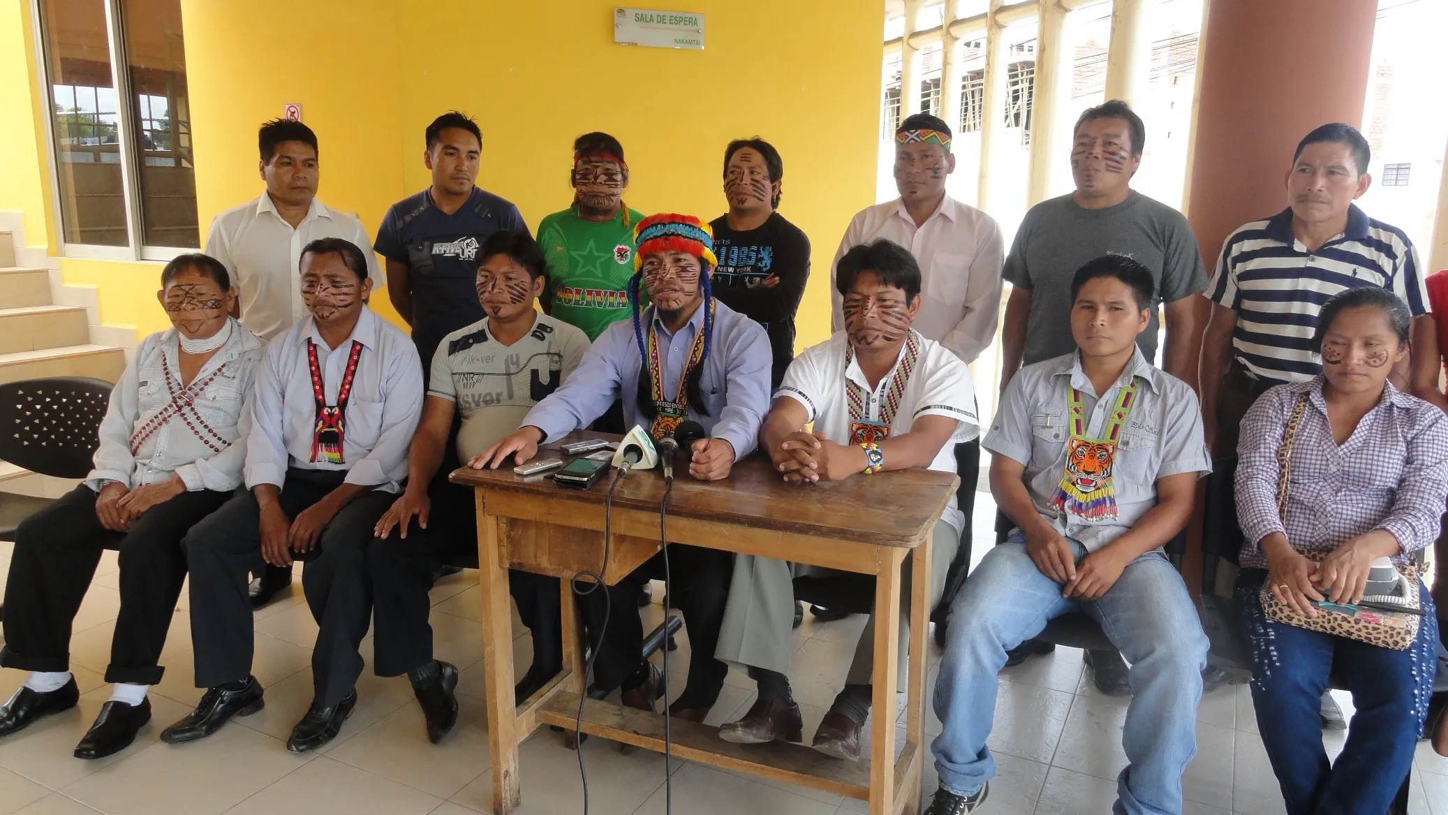 Los dirigentes de la Nacionalidad Achuar del Ecuador y otros dirigentes
