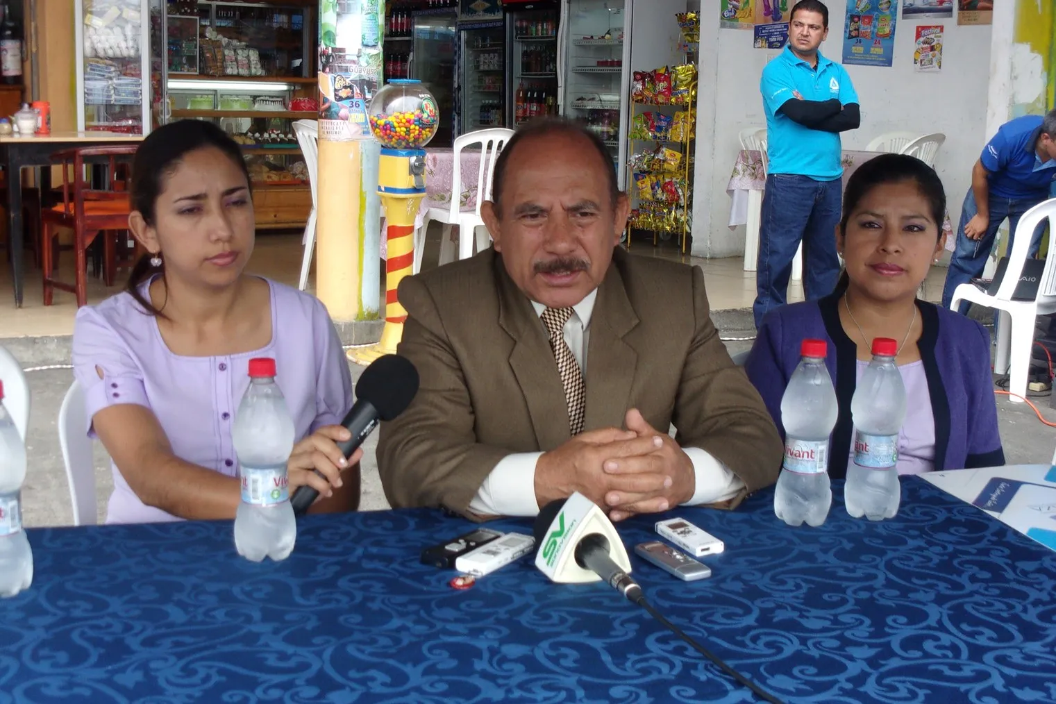 Edgar Acuña, gerente de la CACPE Pastaza en rueda de prensa