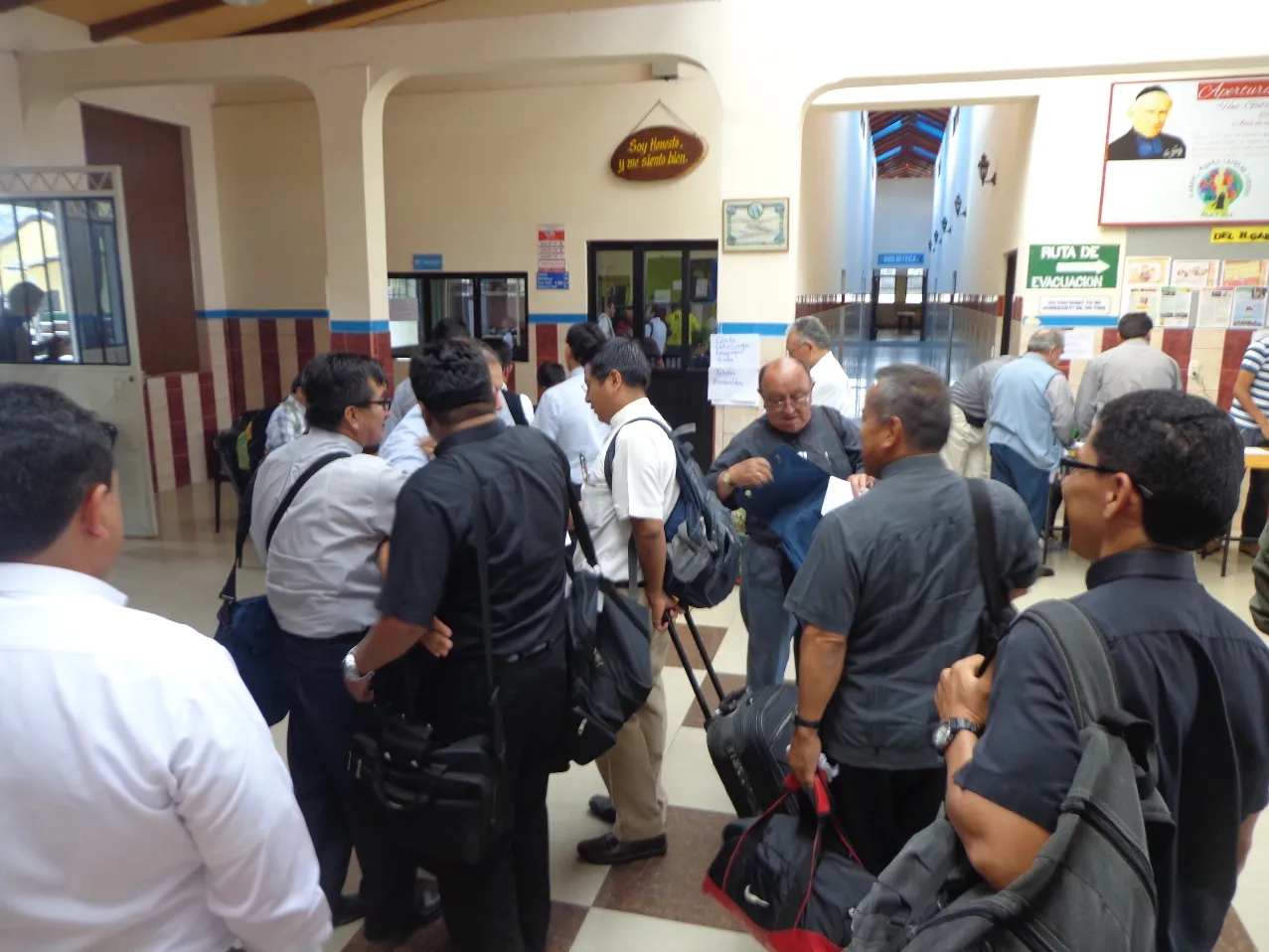 Los sacerdotes llegaron hasta las instalaciones del colegio vicentino