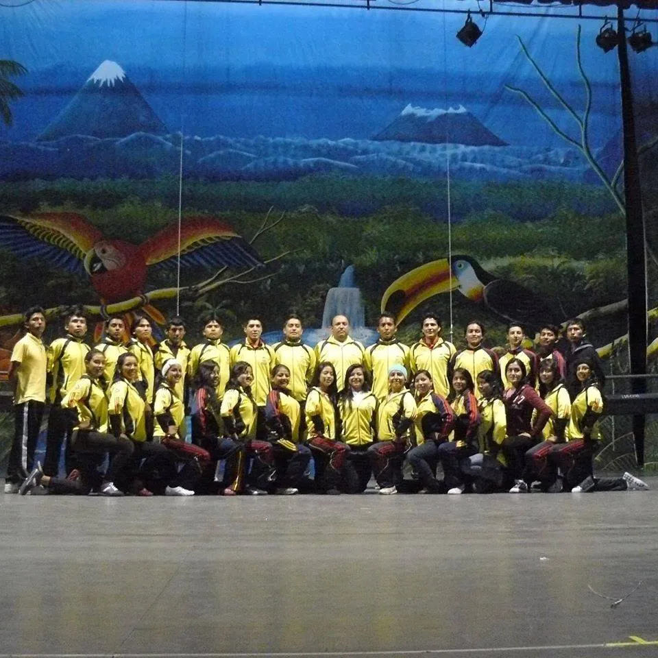 La foto oficial de todos los integrantes de este grupo de danza y baile que viajan a Chile y Perú