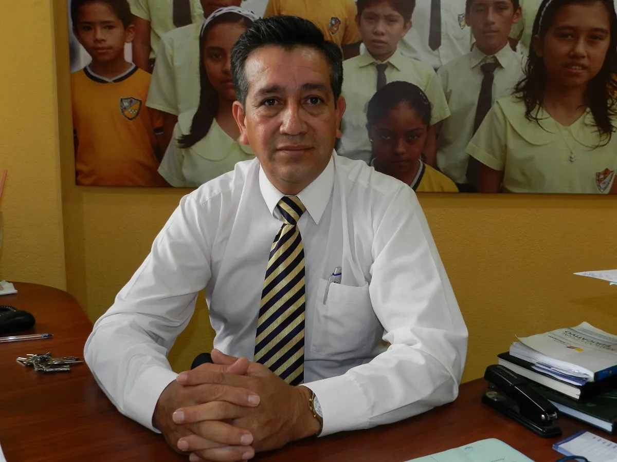 El rector de la Unidad Educativa Enrique Vacas Galindo Fausto Álvarez