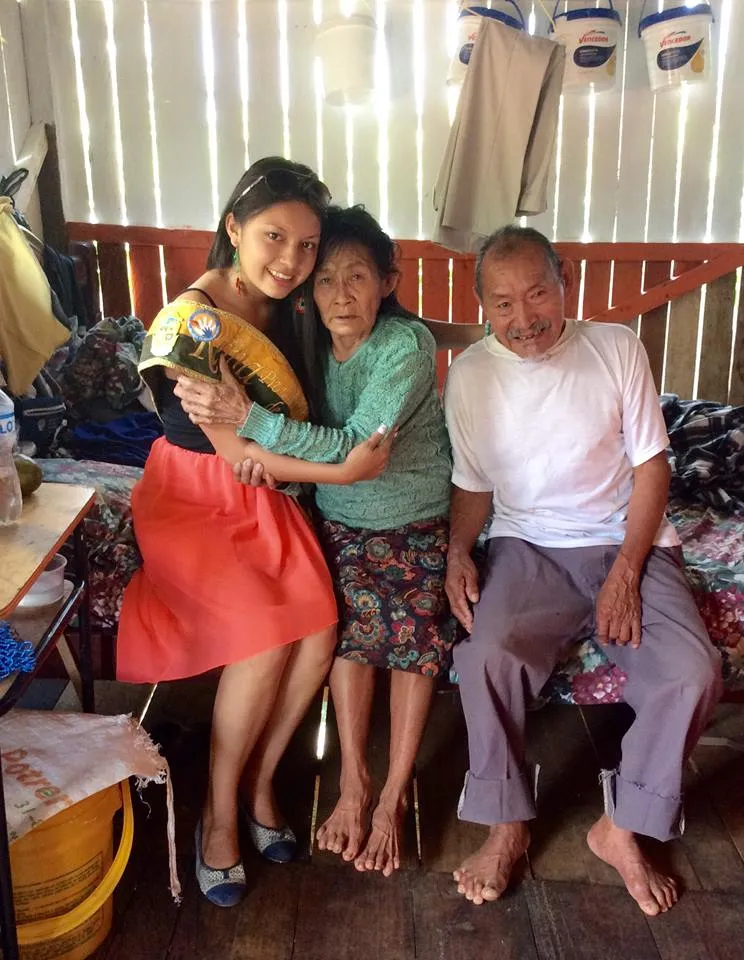 La Reina de Pastaza junto a los humildes abuelitos