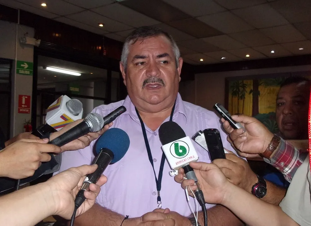 OBRAS.- Antonio Kubes, prefecto provincial de Pastaza, dio detalles sobre varias obras que se están ejecutando en las diferentes parroquias y cantones de la provincia, una de ellas el mantenimiento vial en El Triunfo, obra que es aprovechada por el verano, que da la oportunidad de trabajar. También se habló sobre los trabajos en la elaboración de una plataforma para las festividades de El Triunfo, quiero informar que se viene trabajos para las parroquias Tarqui y 10 de Agosto, otra obra que estamos haciendo es el mantenimiento de la vía en el Esfuerzo uno y dos, así como las cunetas y drenajes en este mismo sector, también estamos construyendo puentes en la vía Pomona porque era un puente peligroso para sus habitantes, afirmó Kubes. Al ser preguntado sobre la reunión de prefectos realizado hace algunos días contestó “Lo único que avancemos a conseguir es el sistema de comunicación para las comunidades que tenemos en el interior, hemos hablado con el Ministro de Comunicación quien ha ofrecido a que venga una comisión con el fin de que se inspeccionen cada una de las comunidades, para poder solucionar el tema de comunicaciones, dijo Antonio Kubes. Por lo demás, anunció que se les comunicó sobre los recortes presupuestarios que advierte el Gobierno a nivel nacional para los gobiernos provinciales, el corte será del 10 al 15%, en esta reunión indicó que el Prefecto de Loja fue claro en decir que hoy cuando hay crisis se nos quiere golpear en nuestro presupuesto, y cuando había bonanza económica porque no se llamó a los gobiernos provinciales para aumentarnos el dinero que se recibía anualmente, concluyó el Prefecto de Pastaza.