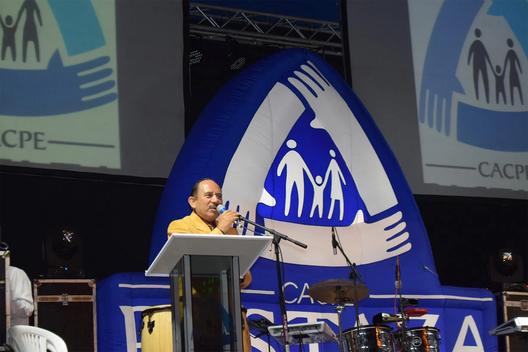 El Dr. Edgar Acuña, gerente de la CACPE Pastaza en su discurso