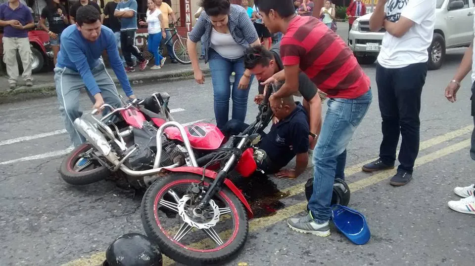 Personas caritativas ayudan al accidentado hasta que llegue el carro de emergencia