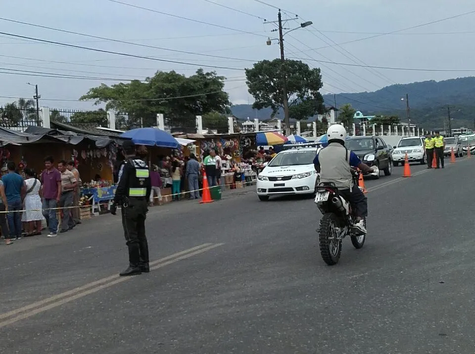 Los uniformados controlaron el orden en la parte externa del cementerio
