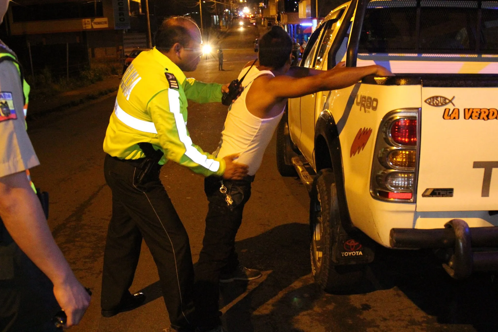 Un oficial de Policía registra a un ciudadano a ver si de pronto está armando