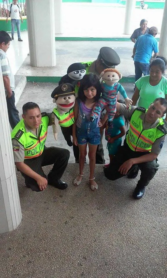Una niña tomándose una fotografía con Paquito Policía