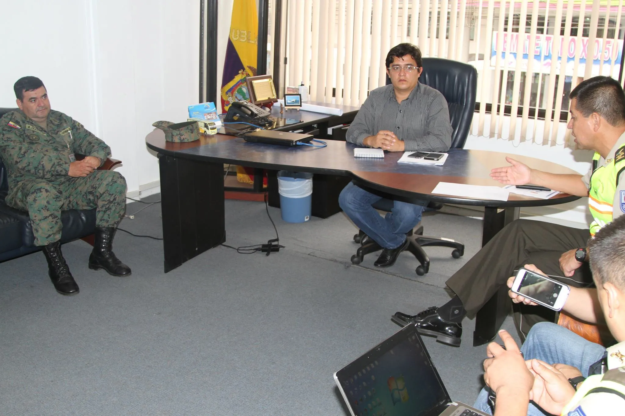 El Gobernador tomo esta decisión de control con los dos comandantes de las FFAA y de la Subzona de Policía Pastaza