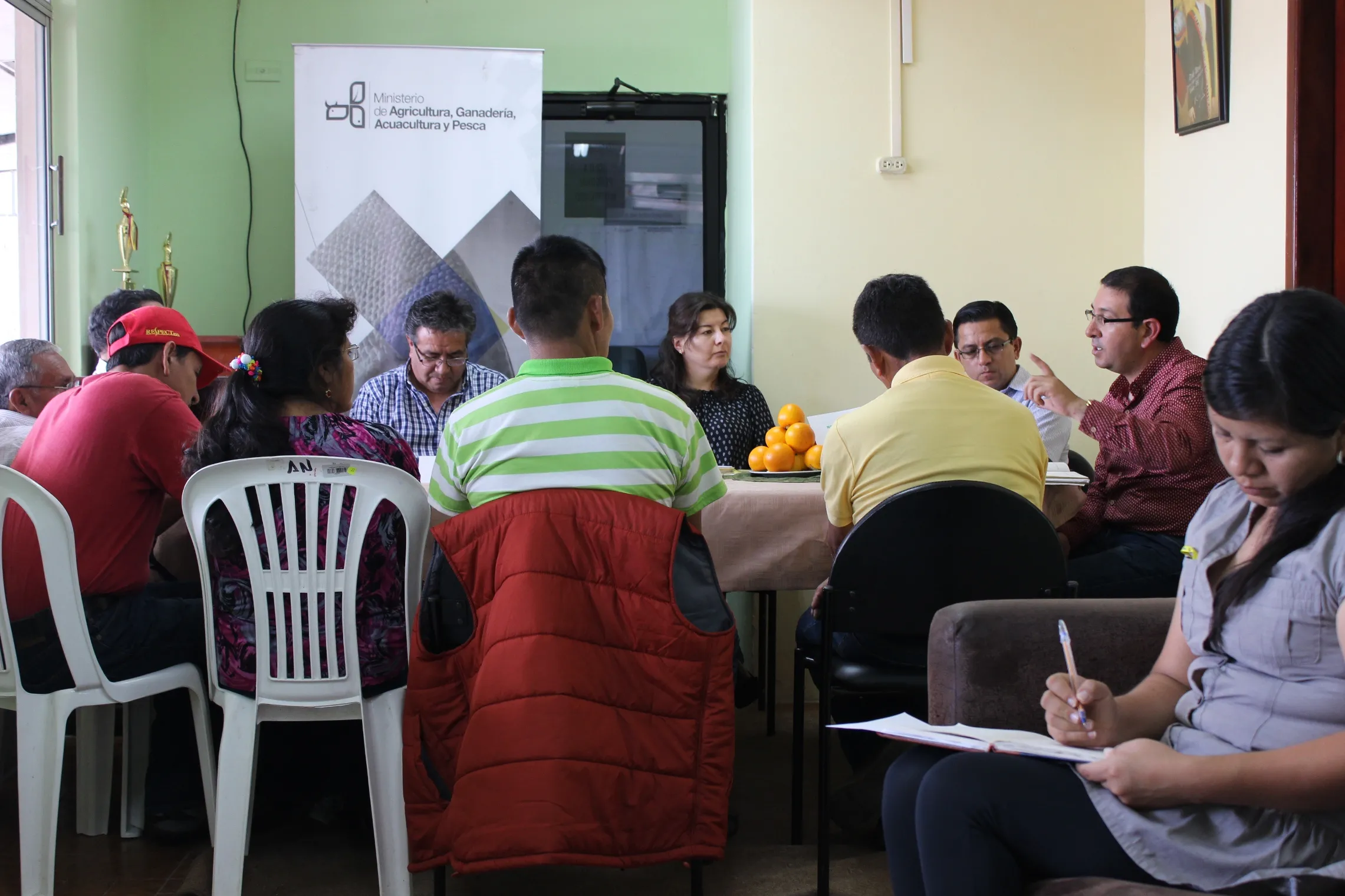 Productores negocian producto con la empresa INALPEV de Ambato