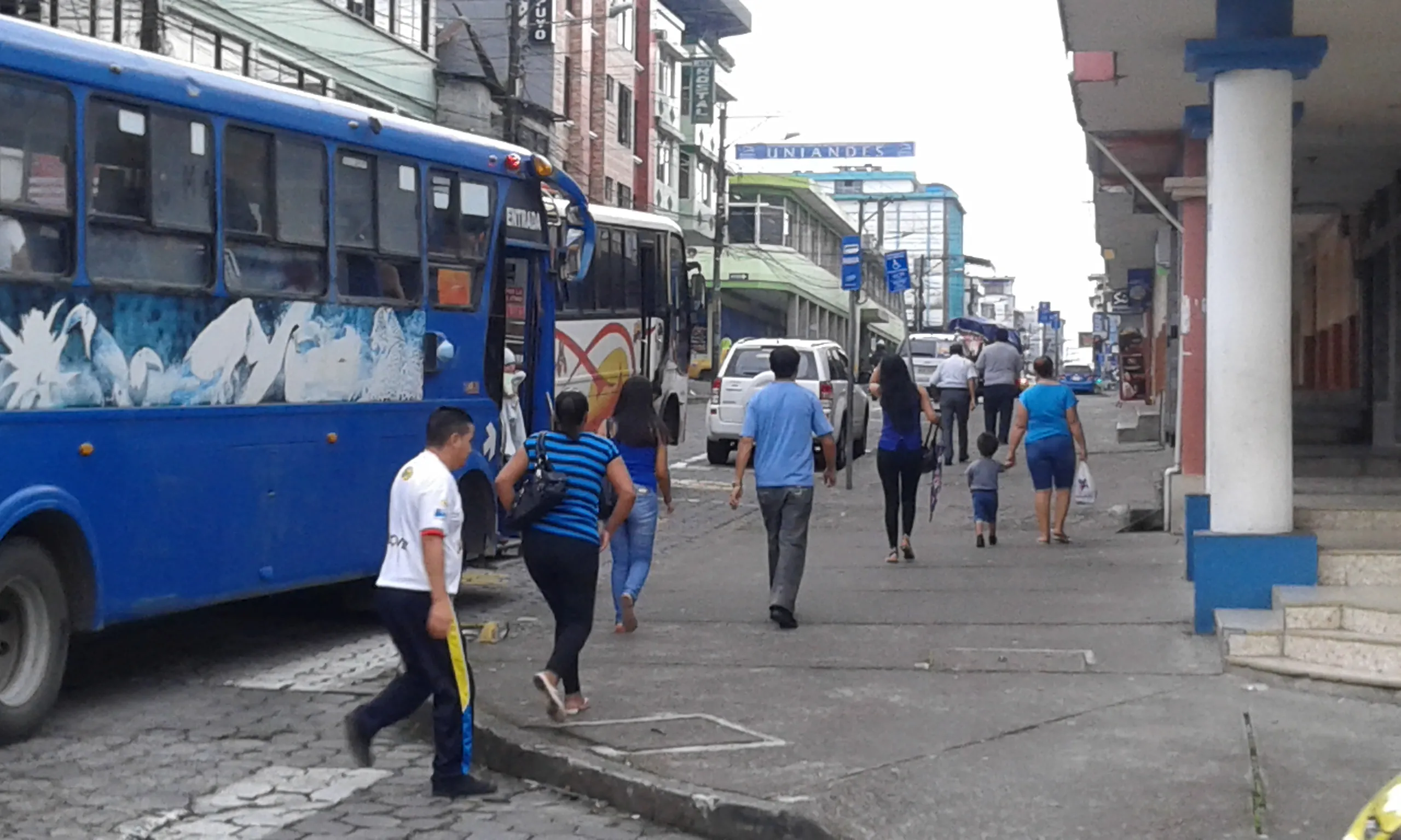 Otros vehículos son los que ocupan las paradas de buses y los pasajeros tiene que bajarse donde puedan