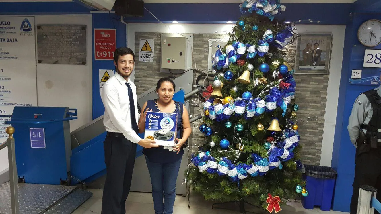 Una de las socias de la institución recibiendo su premio respectivo