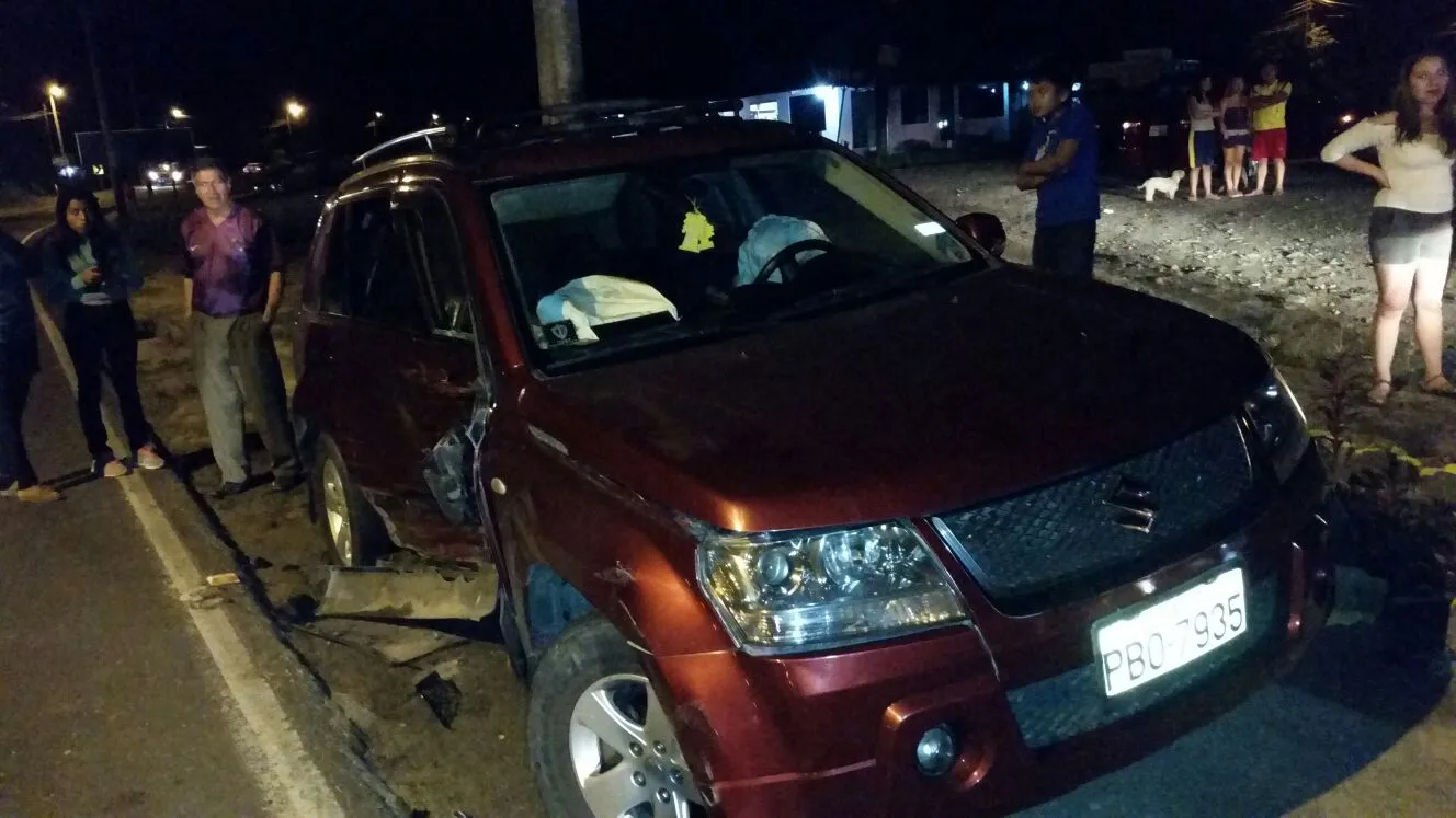 El vehículo Suzuki Sz color vino de placas PBO7935 involucrado en el accidente