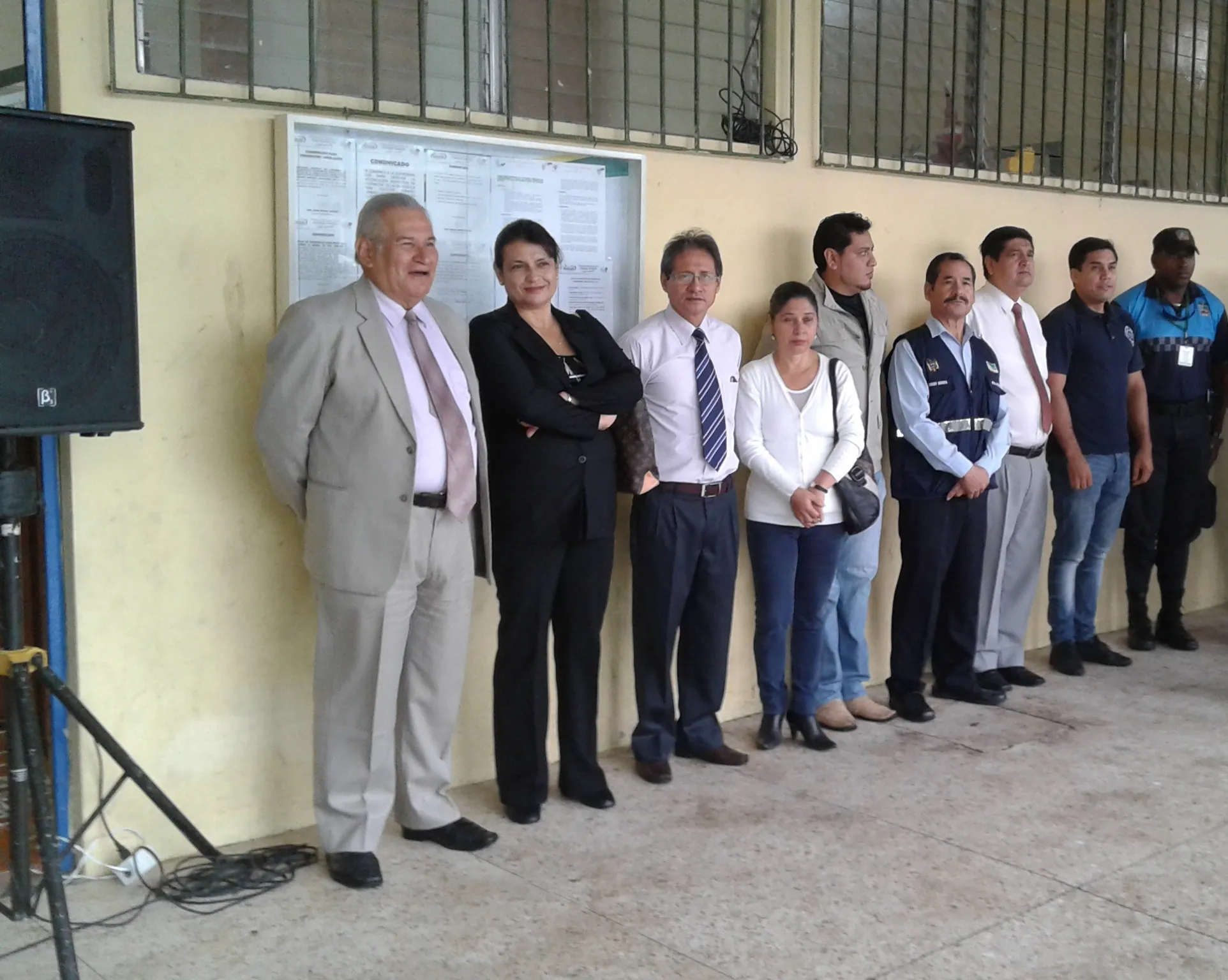 Autoridades que asistieron ayer al minuto cívico