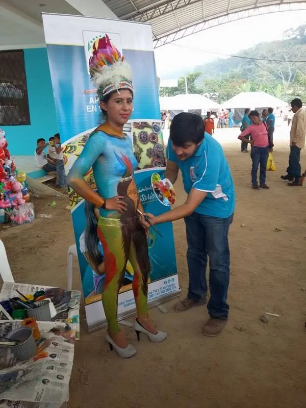 El artista plástico Pablo Figueroa junto a su modelo
