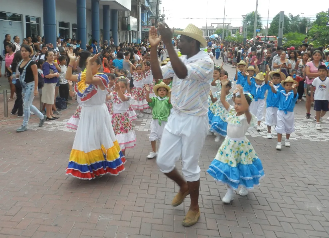 Los niños de la escuela presentaron un baile montubio