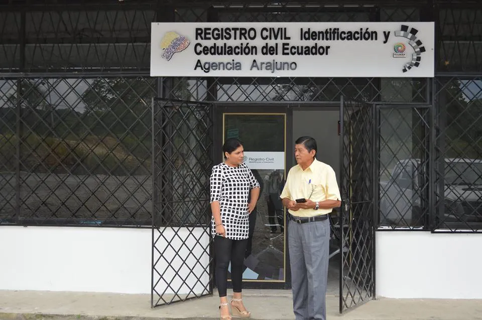 Karina Salazar junto al alcalde Elario Tanguila en las instalaciones del Registro Civil de Arajuno (Foto: GAD Arajuno)