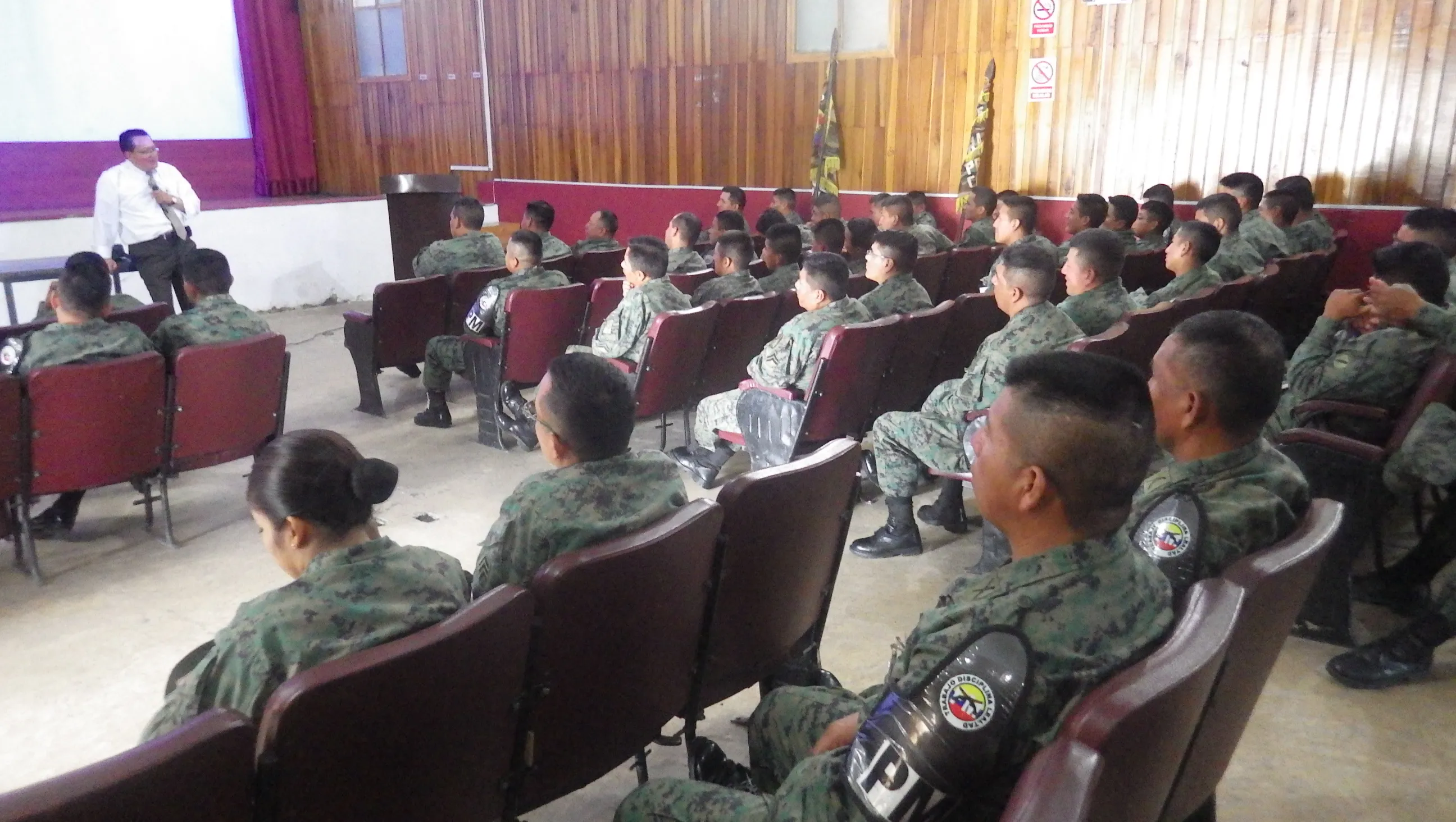 Los militares reciben la charla sobre violencia intrafamiliar