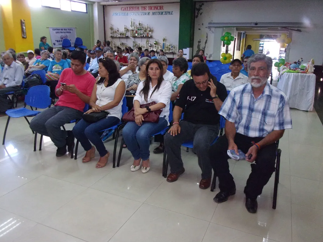 Autoridades invitadas junto a los adultos mayores