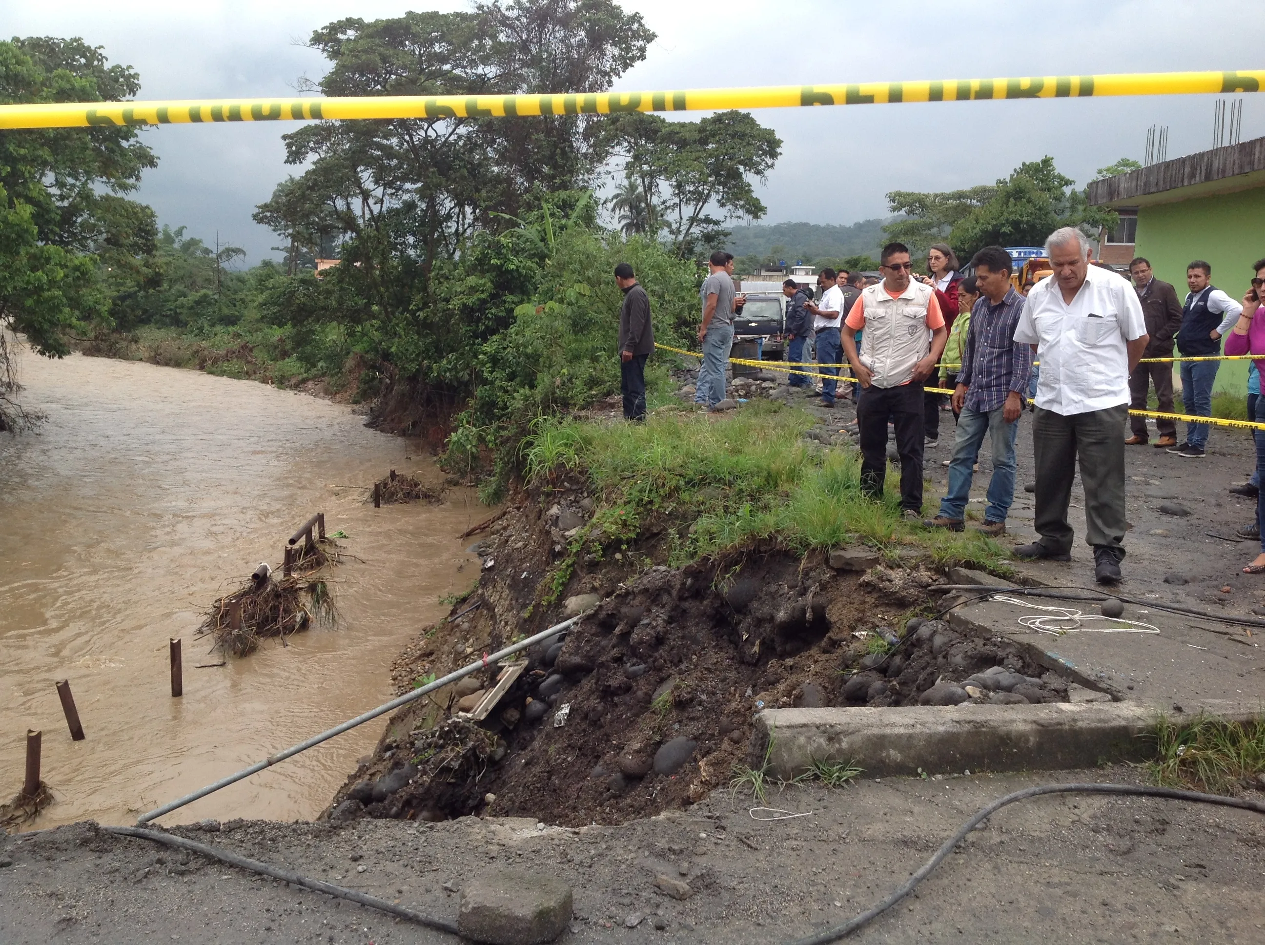 1- EL ALCALDE RECORRE LOS PUENTES SOBRE EL RÍO PINDO