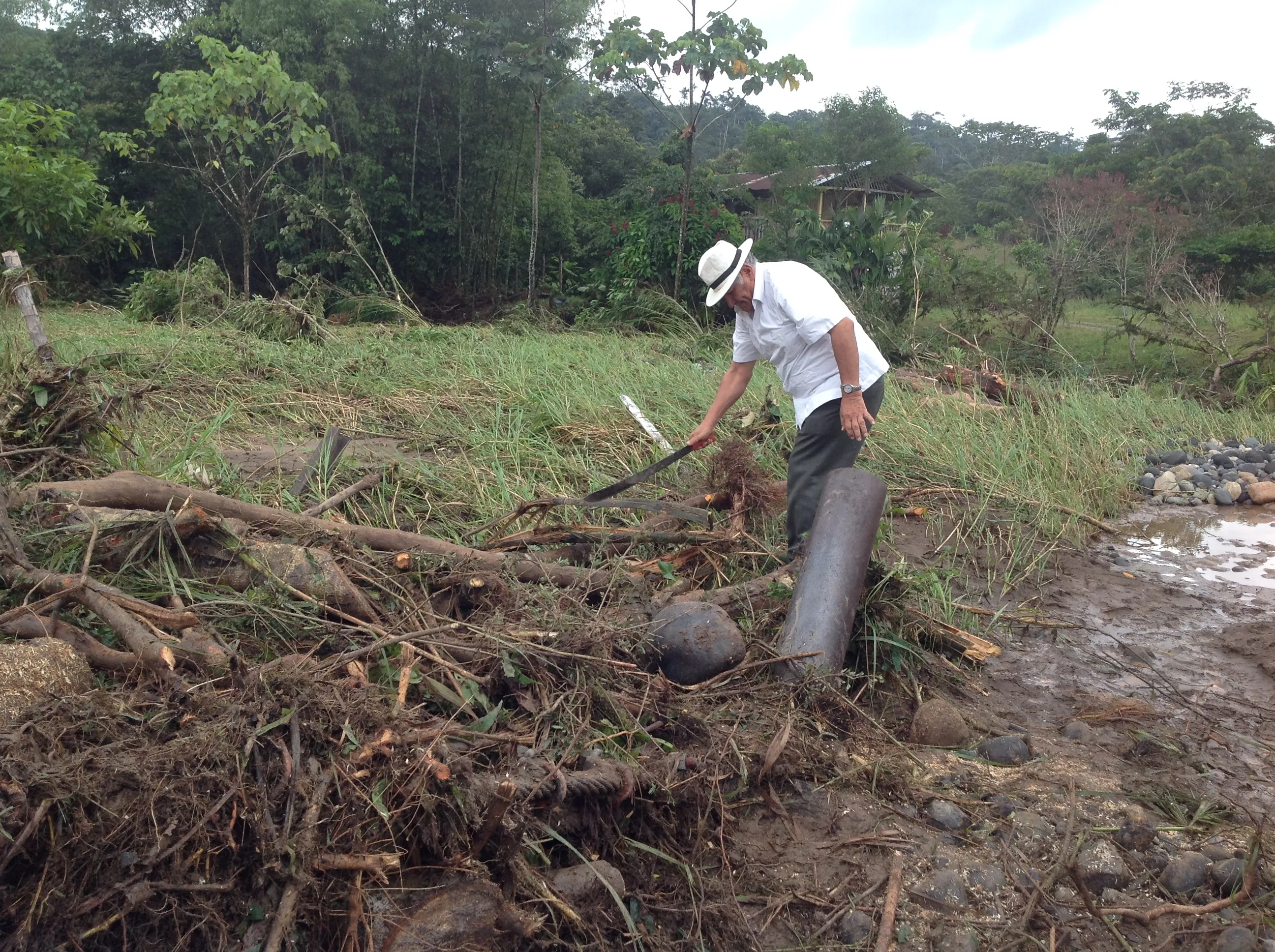 El Alcalde Roberto de la Torre, personalmente dirigió los trabajos para restablecer el servicio de agua en Pastaza