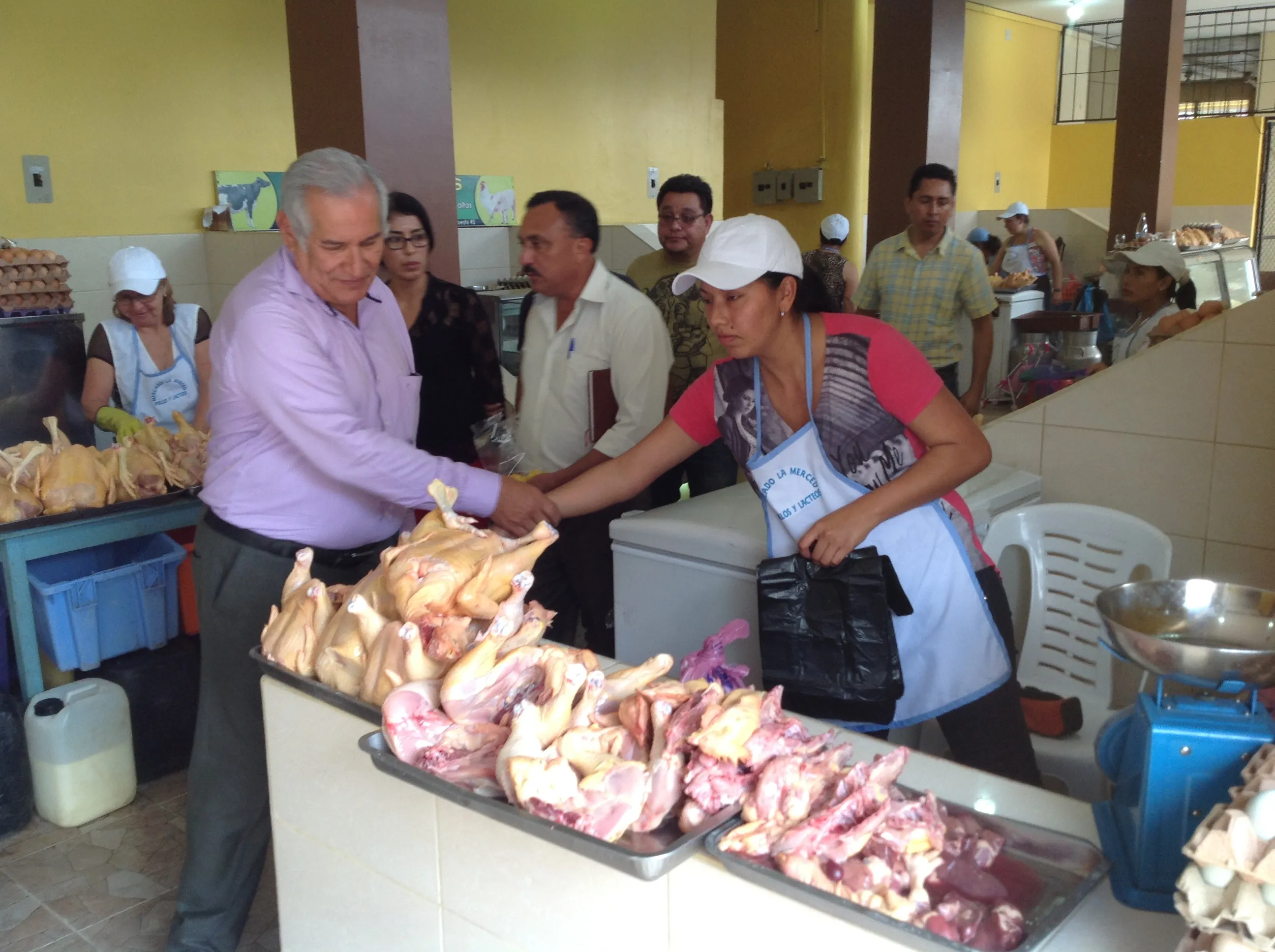 EL ALCALDE RECORRIÓ EL MERCADO LA MERCED DONDE RECIBIÓ MUCHAS FELICITACIONES