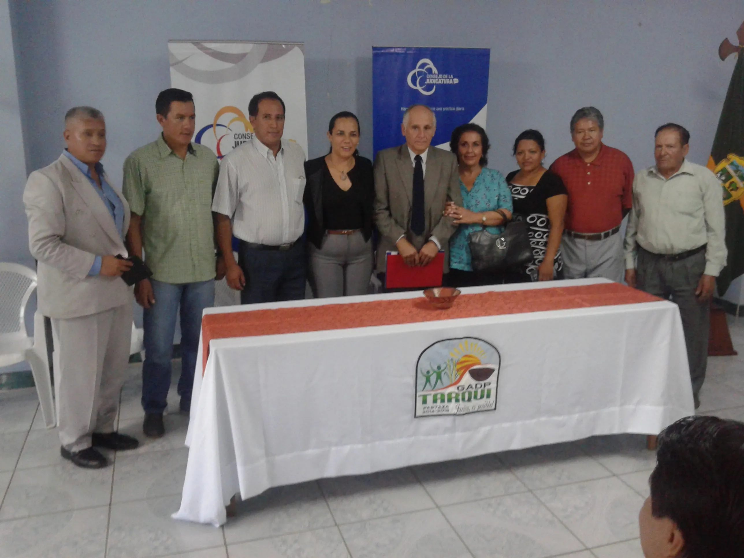La mesa directiva que fue testigo de la posesión del nuevo Juez de paz en la Tarqui