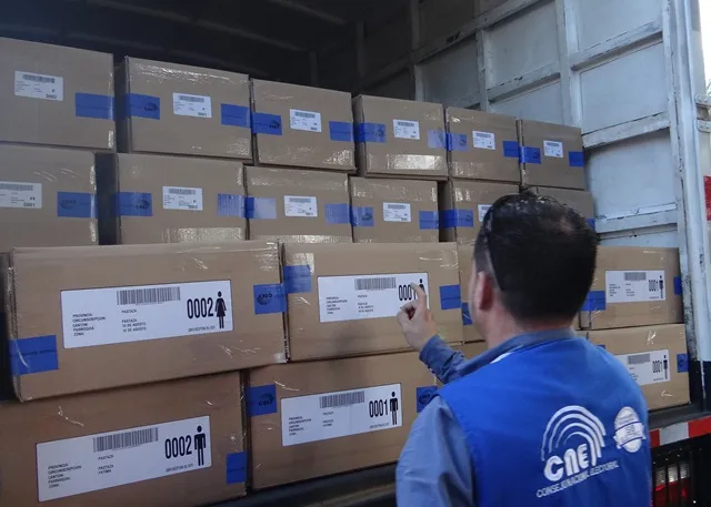 PERSONAL DEL CNE PASTAZA VERIFICAN SU CONTENIDO