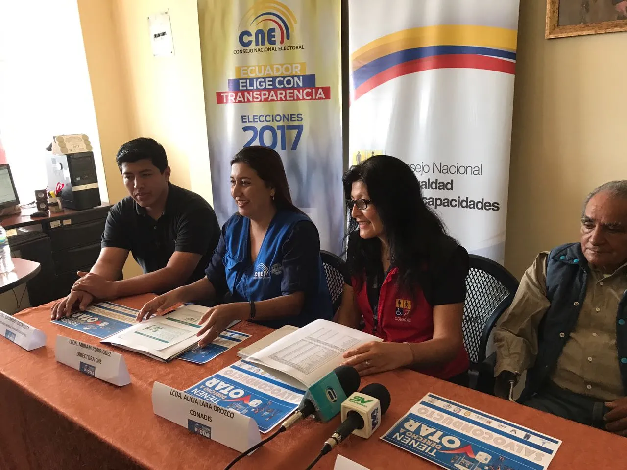 MOMENTOS EN QUE SE DIO LA RUEDA DE PRENSA EN EL CONADIS PASTAZA