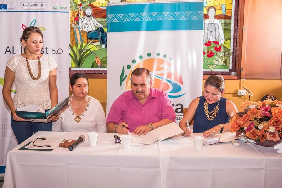 LUEGO DE LA FIRMA DEL CONVENIO AL PREFECTO DE PASTAZA ACOMPAÑARON LOS SOCIOS DE FEDEXPOR