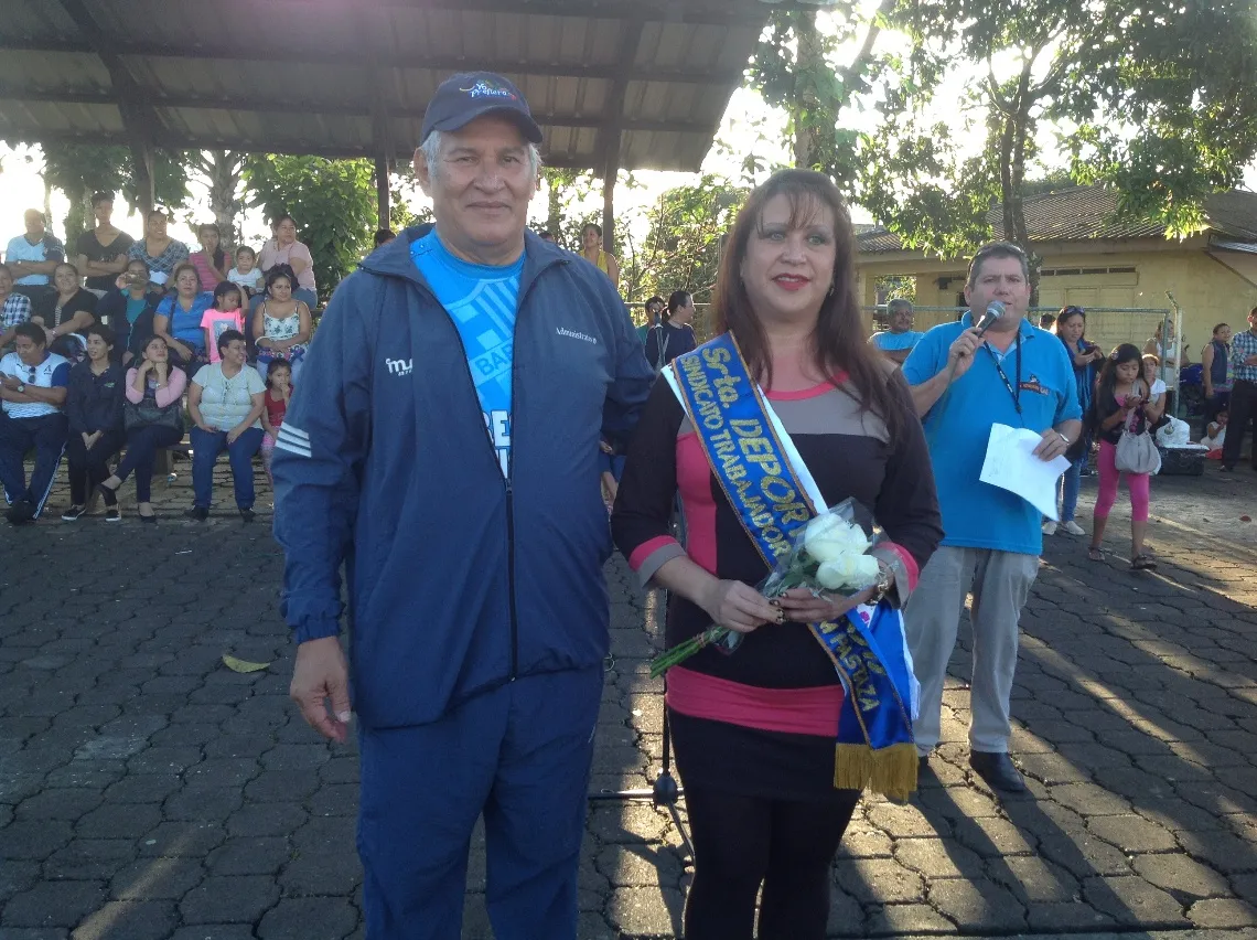 EL alcalde Dr. Roberto de la Torre junto a la Señorita Deportes del Sindicato de Trabajadores