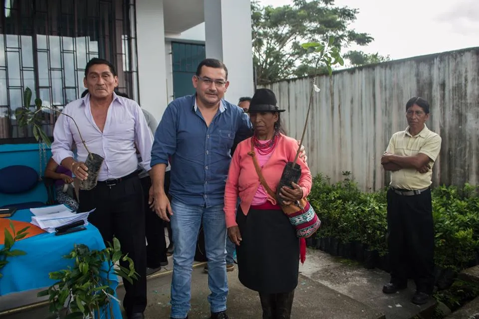 ENTREGA DE PLANTAS EN LA 10 DE AGOSTO