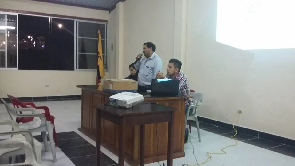 MOMENTOS DE LA CAPACITACIÓN A LOS SEÑORES TAXISTAS