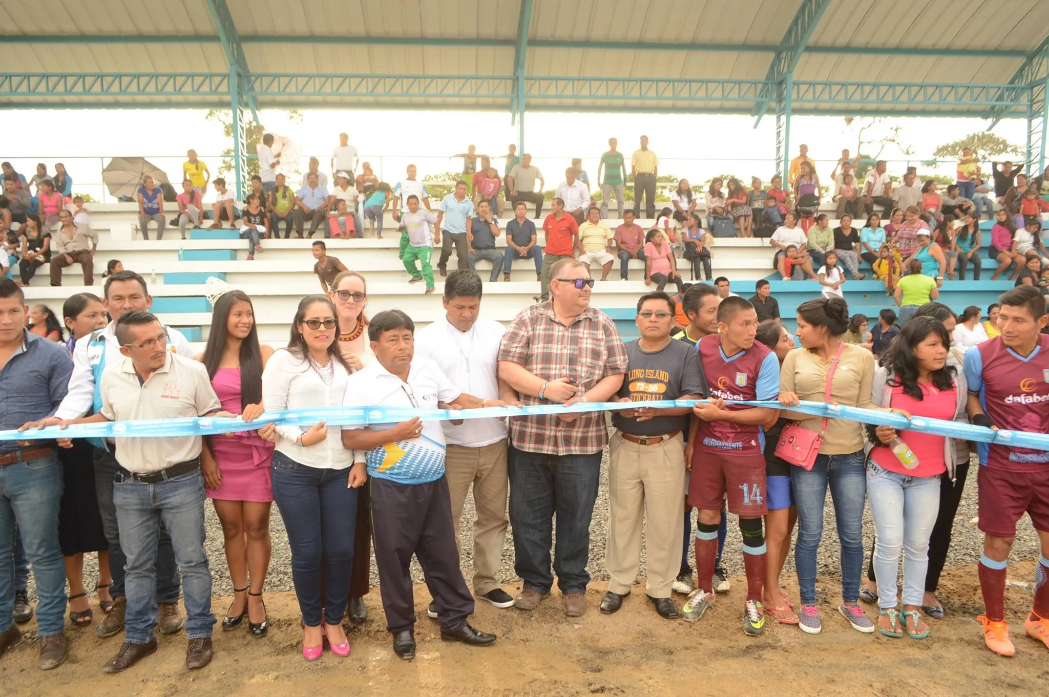 El corte de cinta cuando se inauguró los graderíos y cubierta del estadio de Chuwitayu