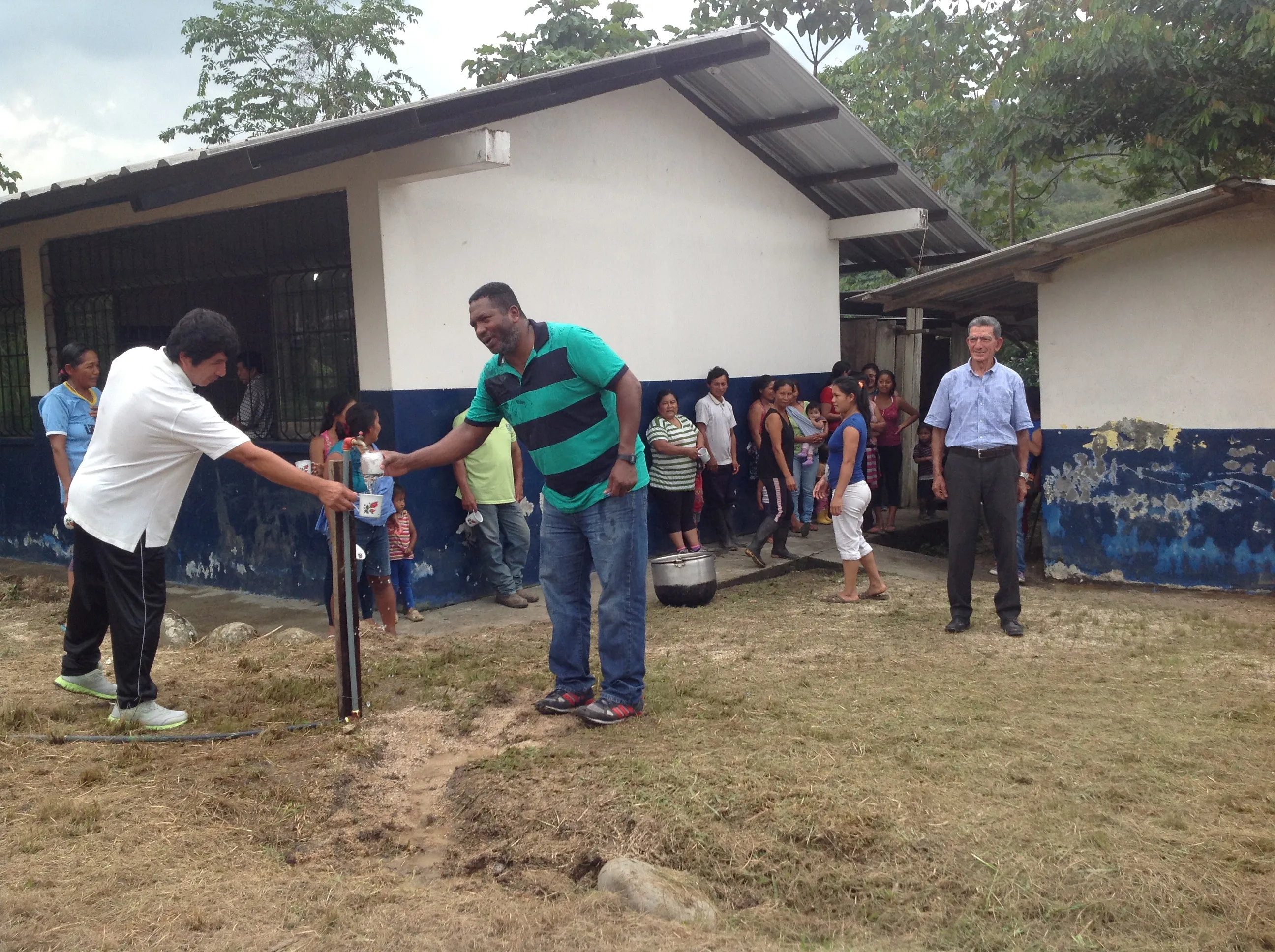 DOSCIENTAS PERSONAS SE BENEFICIAR´PAN DE ESTE SISTEMA DE AGUA POTABLE