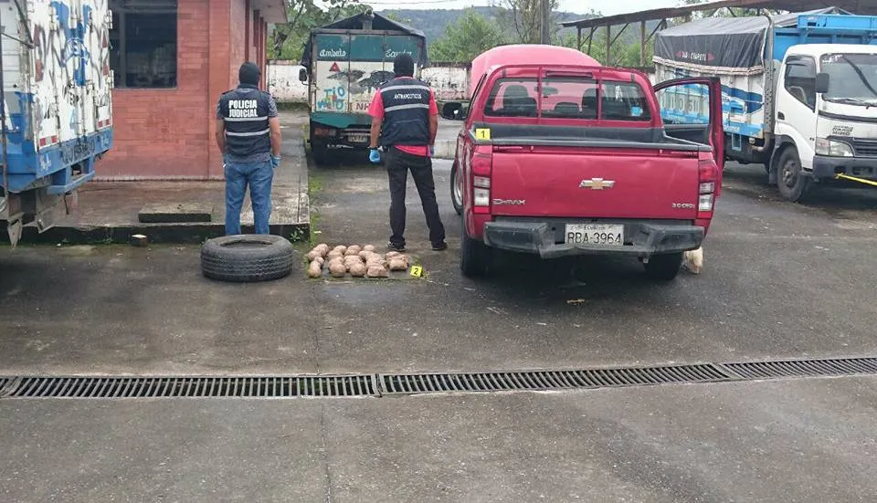 LA DROGA INCAUTADA JUNTO A LA CAMIONETA