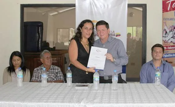 El nuevo Juez de paz Rodny Sancho, junto a la directora de la Judicatura de Pastaza Dra. Tania Massón