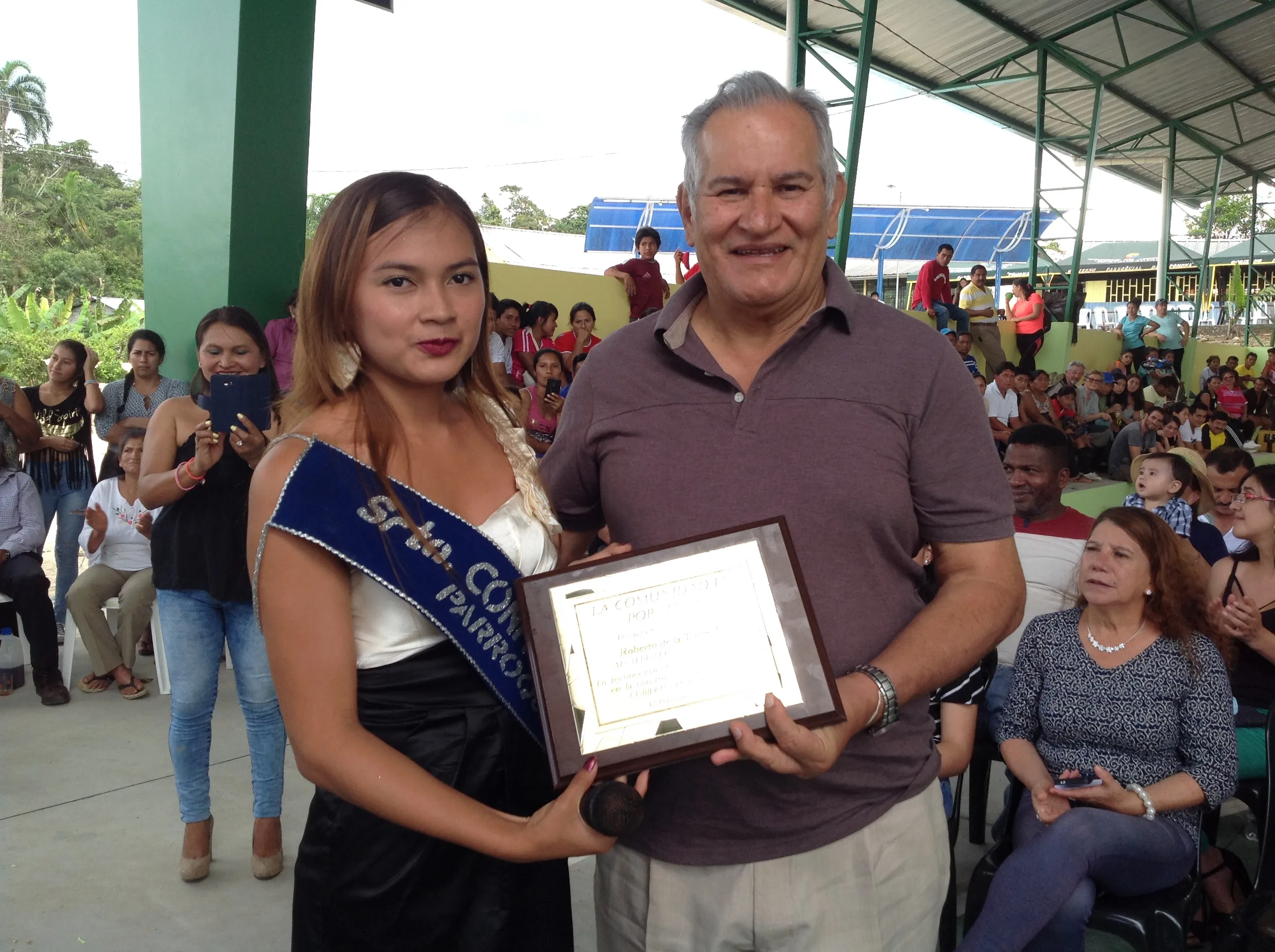 LA REINA DEL PORVENIR ESNTREGA UNA PLACA RECORDATORIA AL SEÑOR ALCALDE